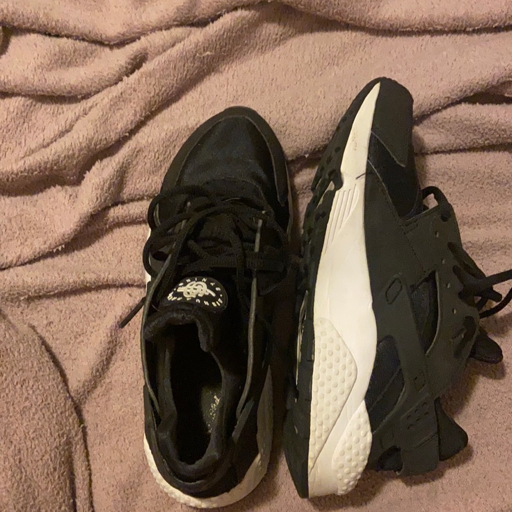 Black and white women’s nike  huaraches